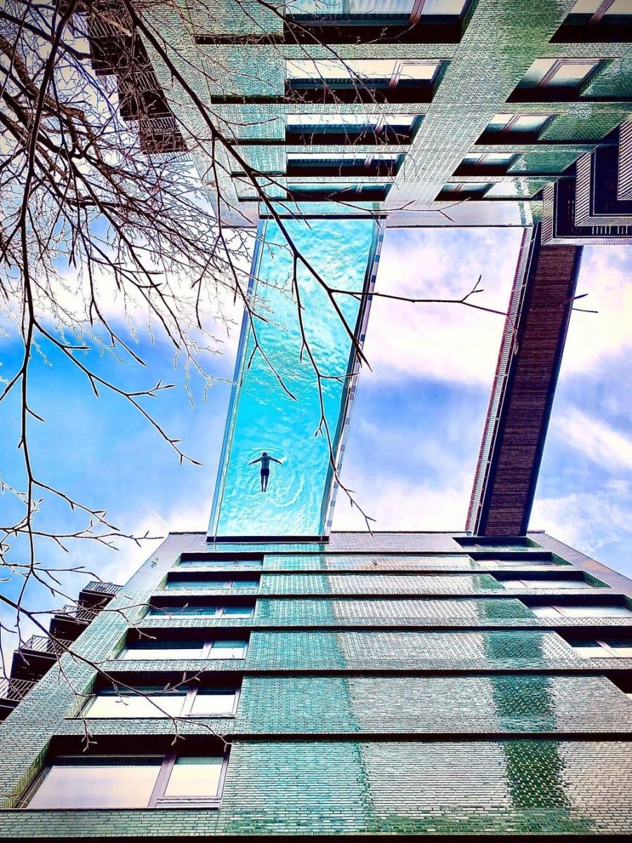 Influx of visitors to the world's first transparent pool in London #3