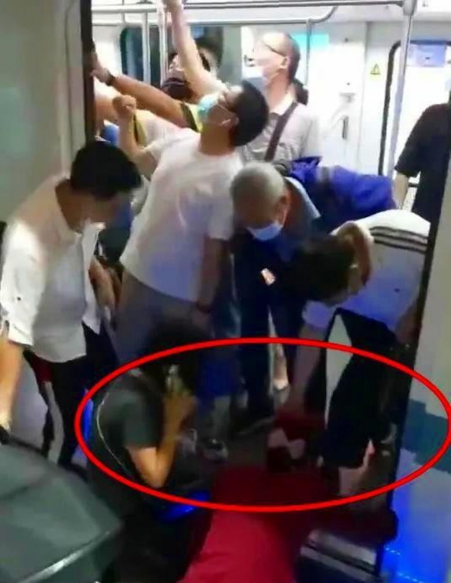 Baby slipping out of her car in China fell into the gap between the subway and the platform #1