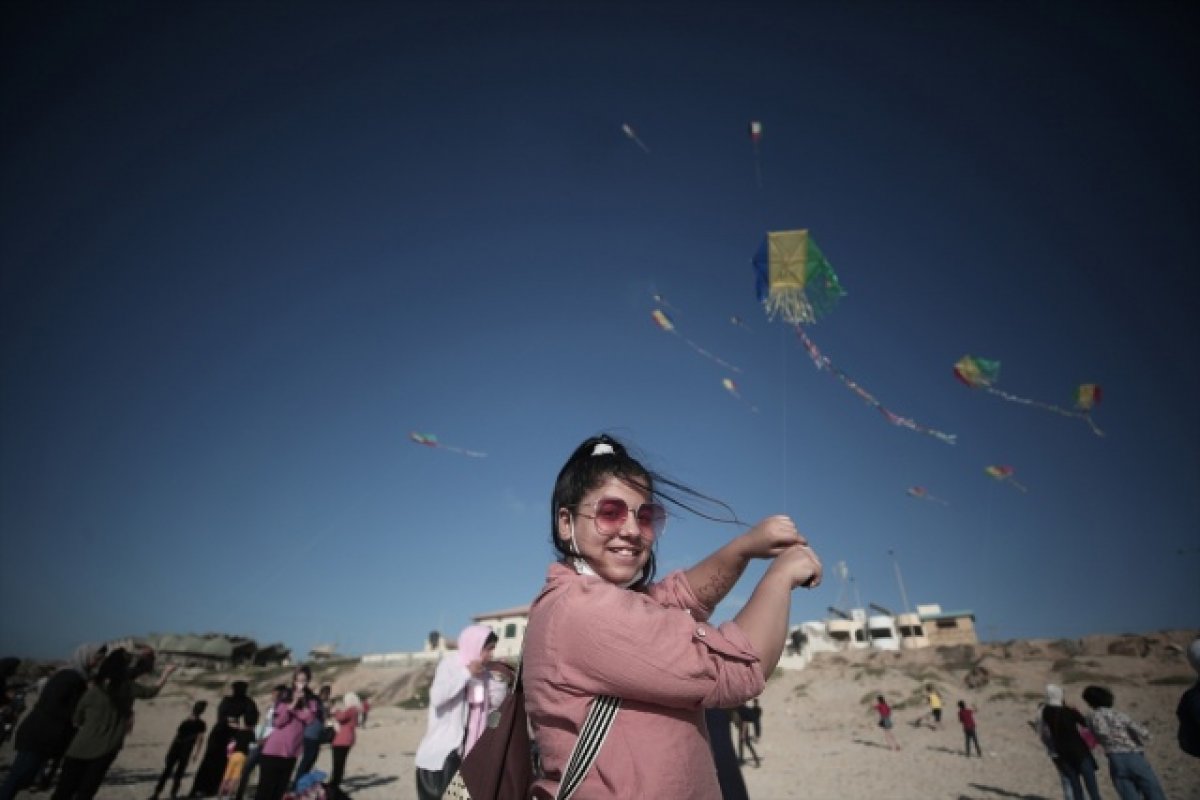 Children fly kites in Gaza #7