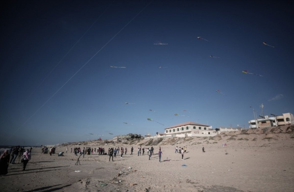 Children fly kites in Gaza #8