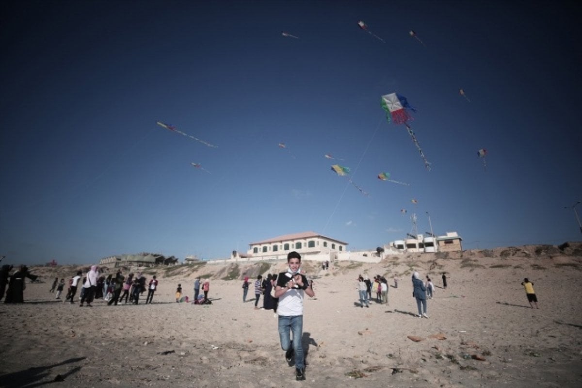 Children fly kites in Gaza #3