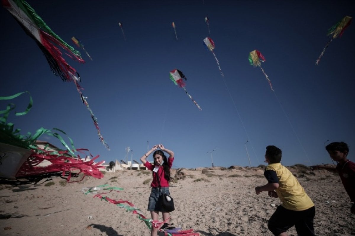 Children fly kites in Gaza #6