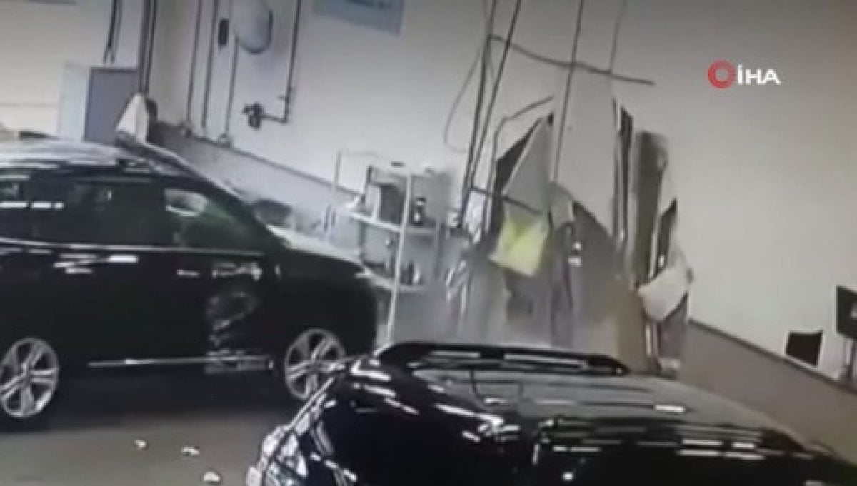 In Russia, he plunged into the sales office when he stepped on the gas instead of the brake #2