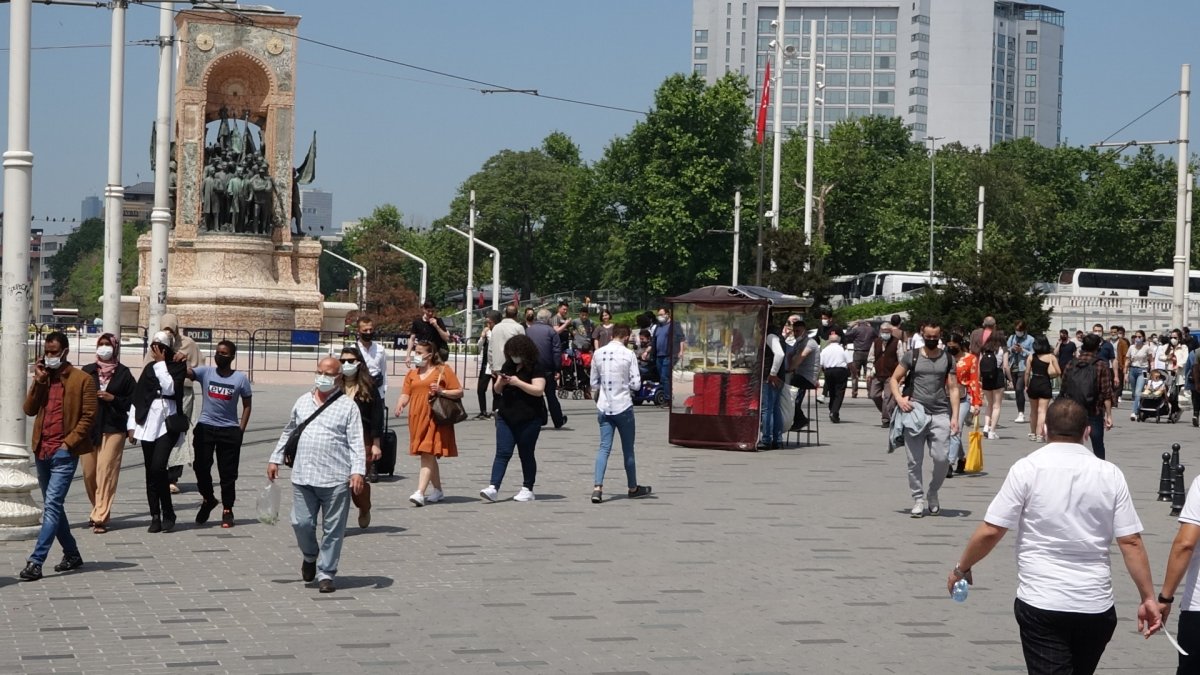 taksim meydanı ve İstiklal caddesi nde yoğunluk