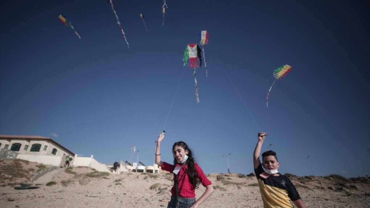 Children fly kites in Gaza