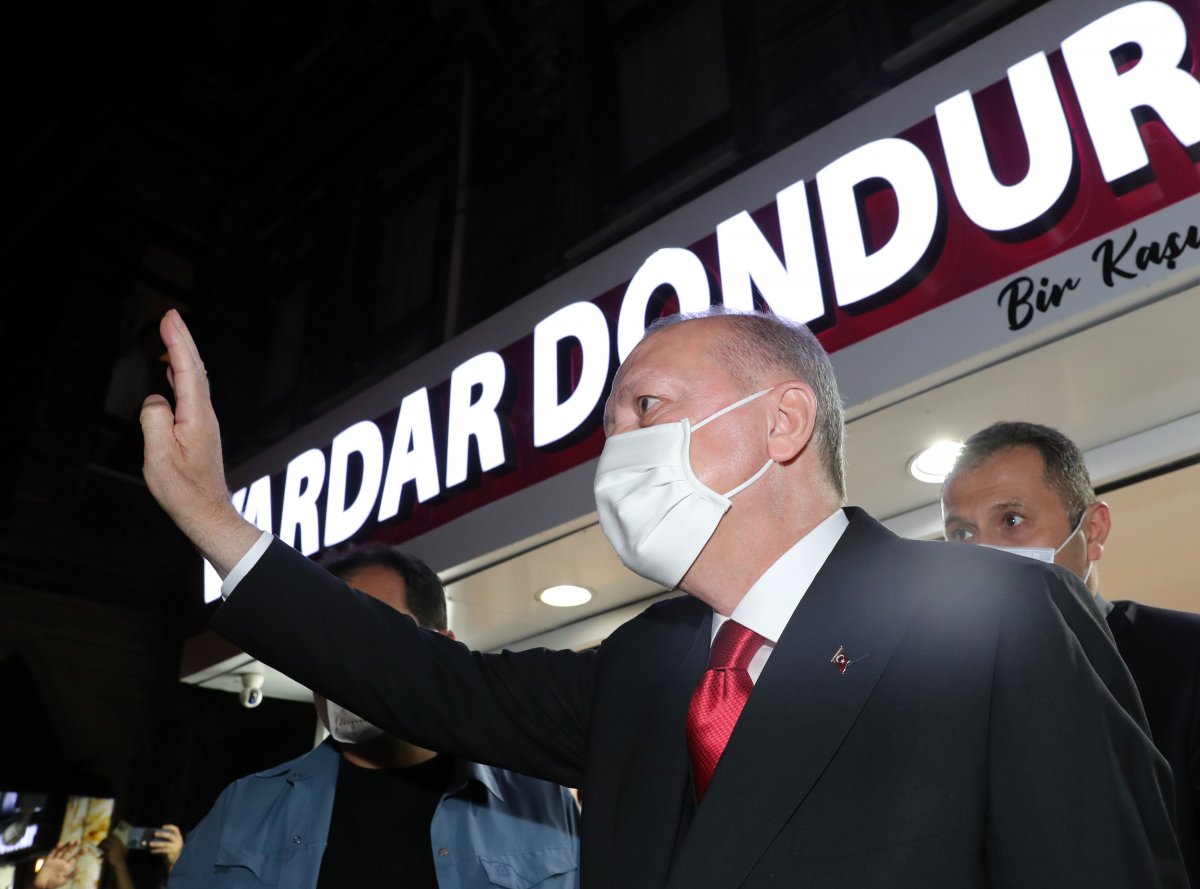Cumhurbaşkanı Erdoğan, Beylerbeyi nde vatandaşlarla sohbet edip dondurma yedi #4