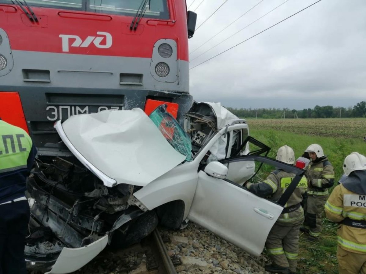 The jeep passing the red light in Russia was under the train #2