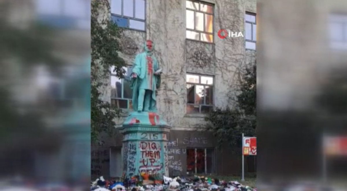 Egerton Ryeson statue demolished by protesters in Canada Kimdeyir