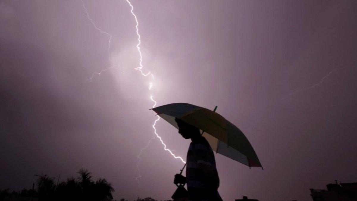 Lightning struck the field in India: 27 dead