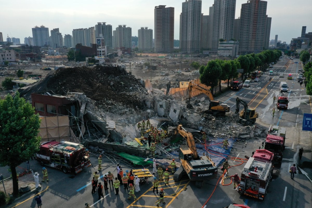 5-storey building collapsed on passenger bus in South Korea #2