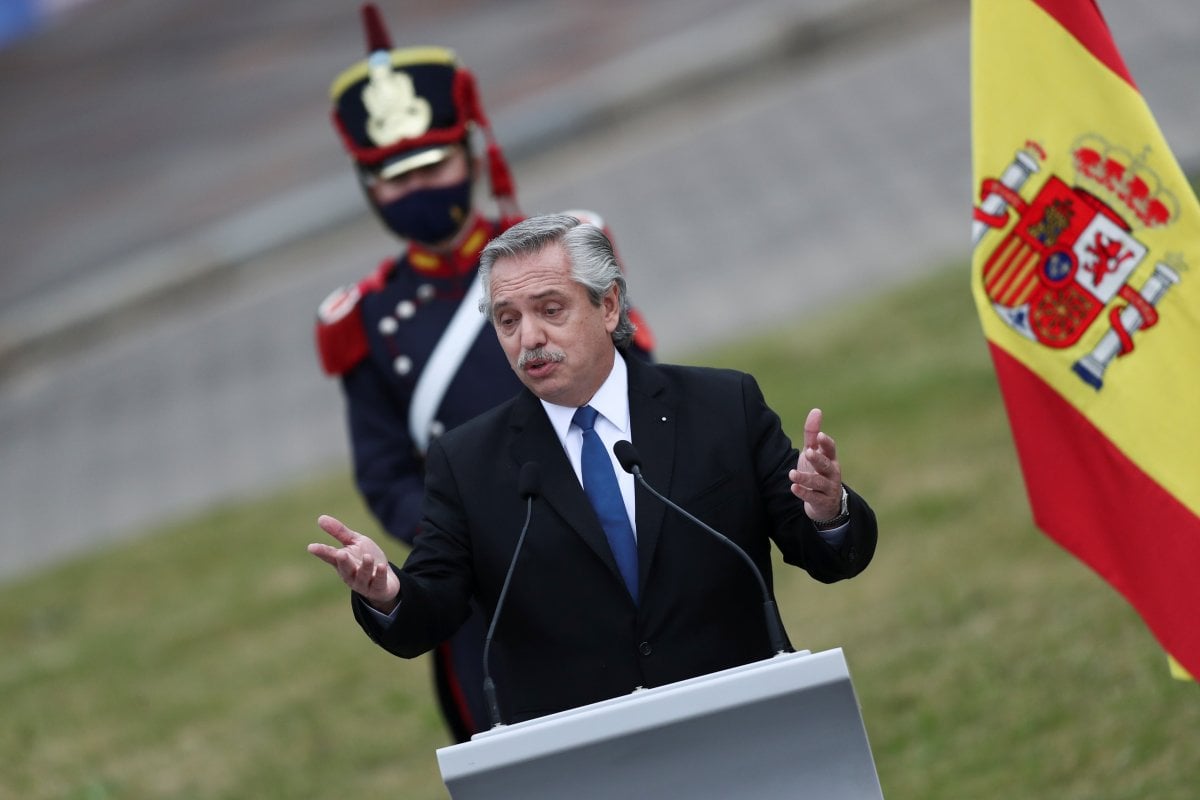 Argentina's President Fernandez angers Brazilians with misread poem #2