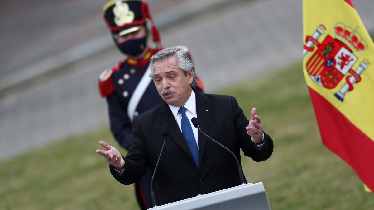 Argentina’s President Fernandez angers Brazilians with misread poem