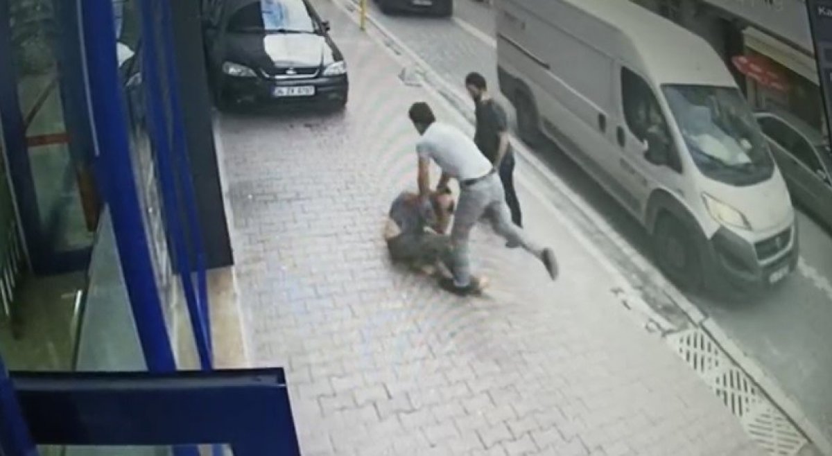Esenyurt’ta çocuklardan para istedi, feci şekilde dayak yedi
