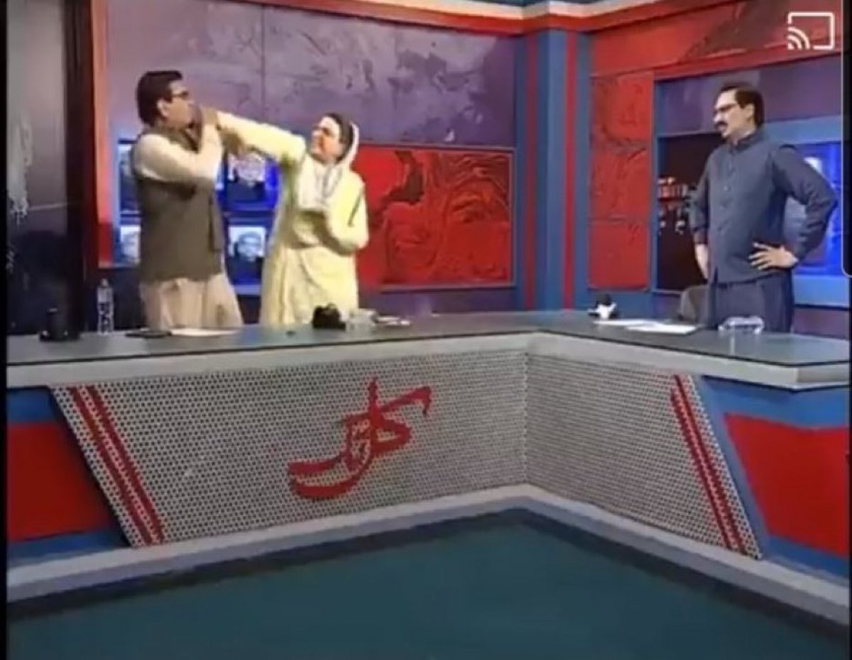 Pakistani ex-minister slapped to MP #1