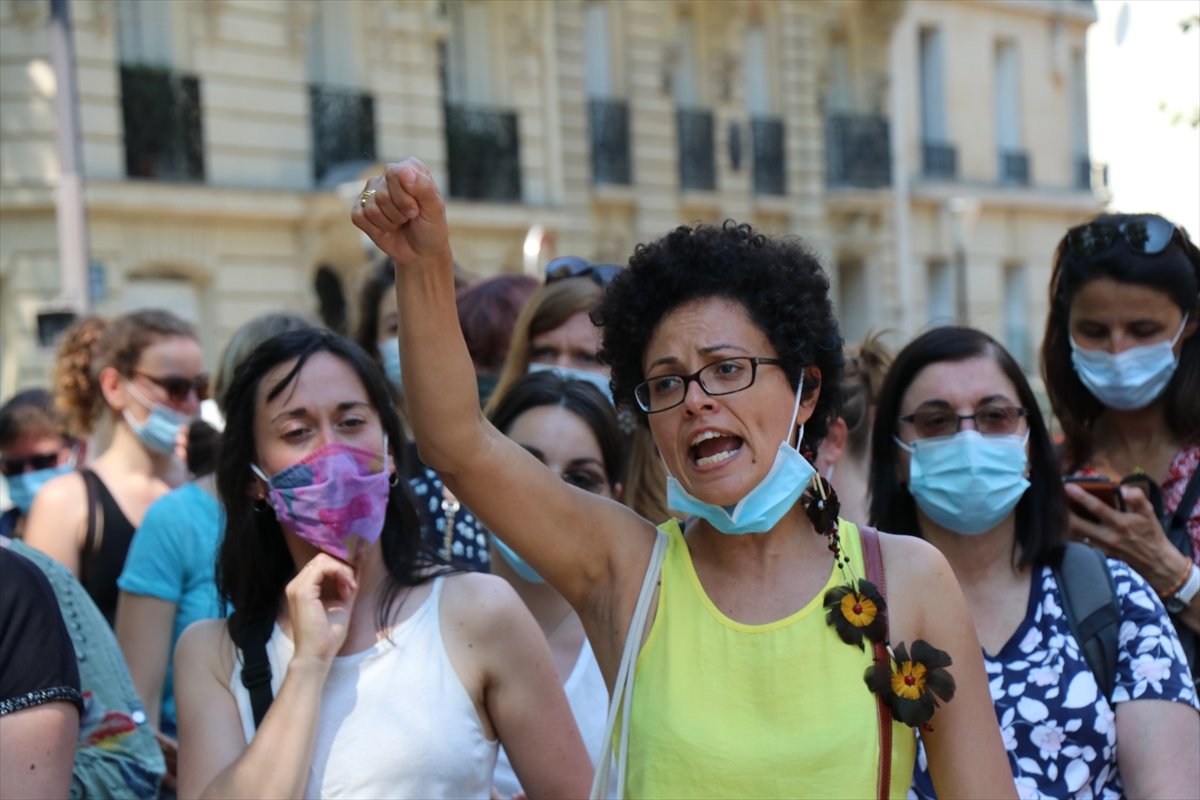 Psychologists demonstrated in France #6