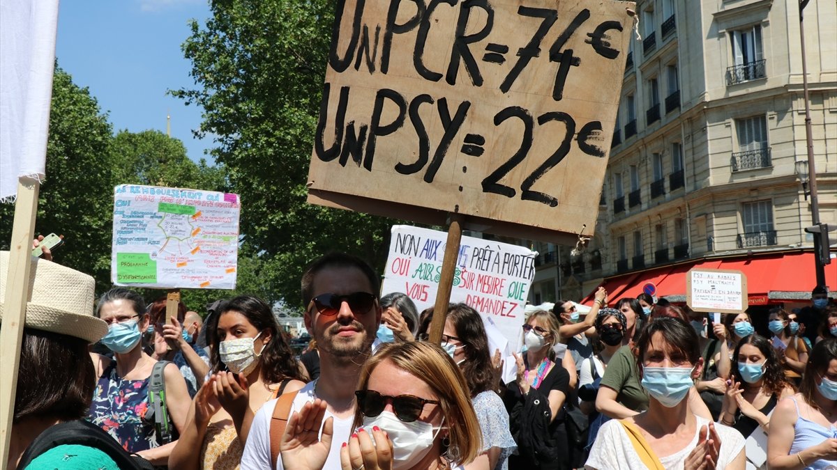 Psychologists stage a demonstration in France