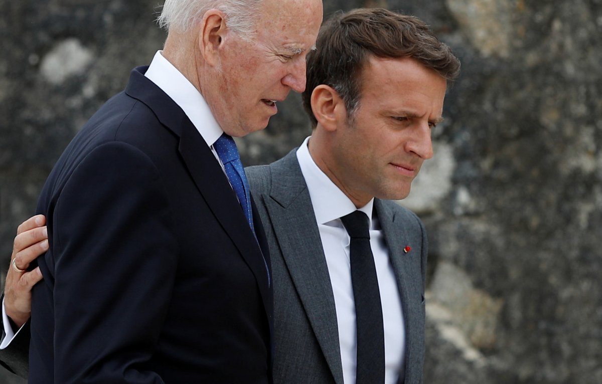 The closeness of Joe Biden and Emmanuel Macron at the G7 Summit #4
