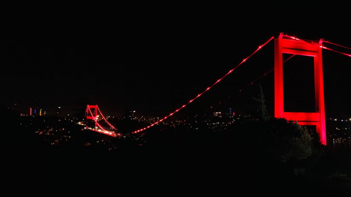 Türkiye’nin sembol yapıları, Kızılay için kırmızıyla aydınlatıldı 