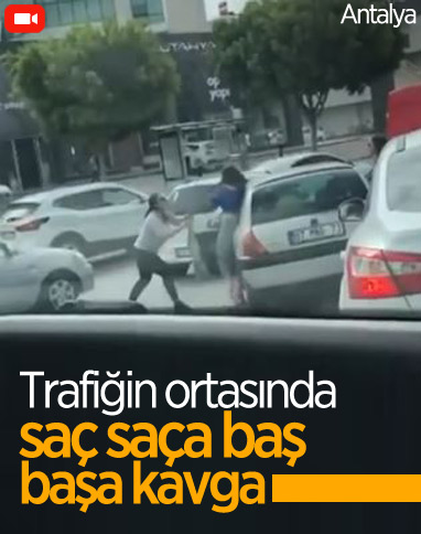 Antalya’da trafik ortasında saç saça baş başa kavga ettiler