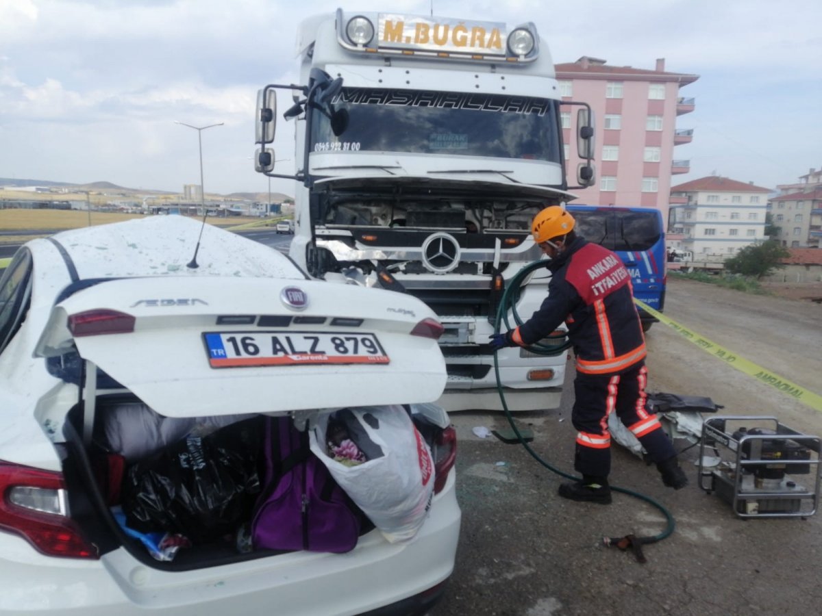 Ankara’da otomobil çekiciye çarptı: 2 ölü #1