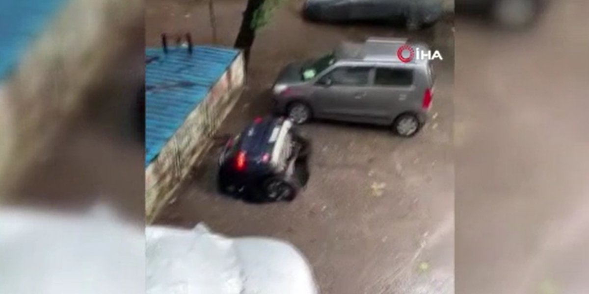 Parked car in India fell into a water-filled pit #2