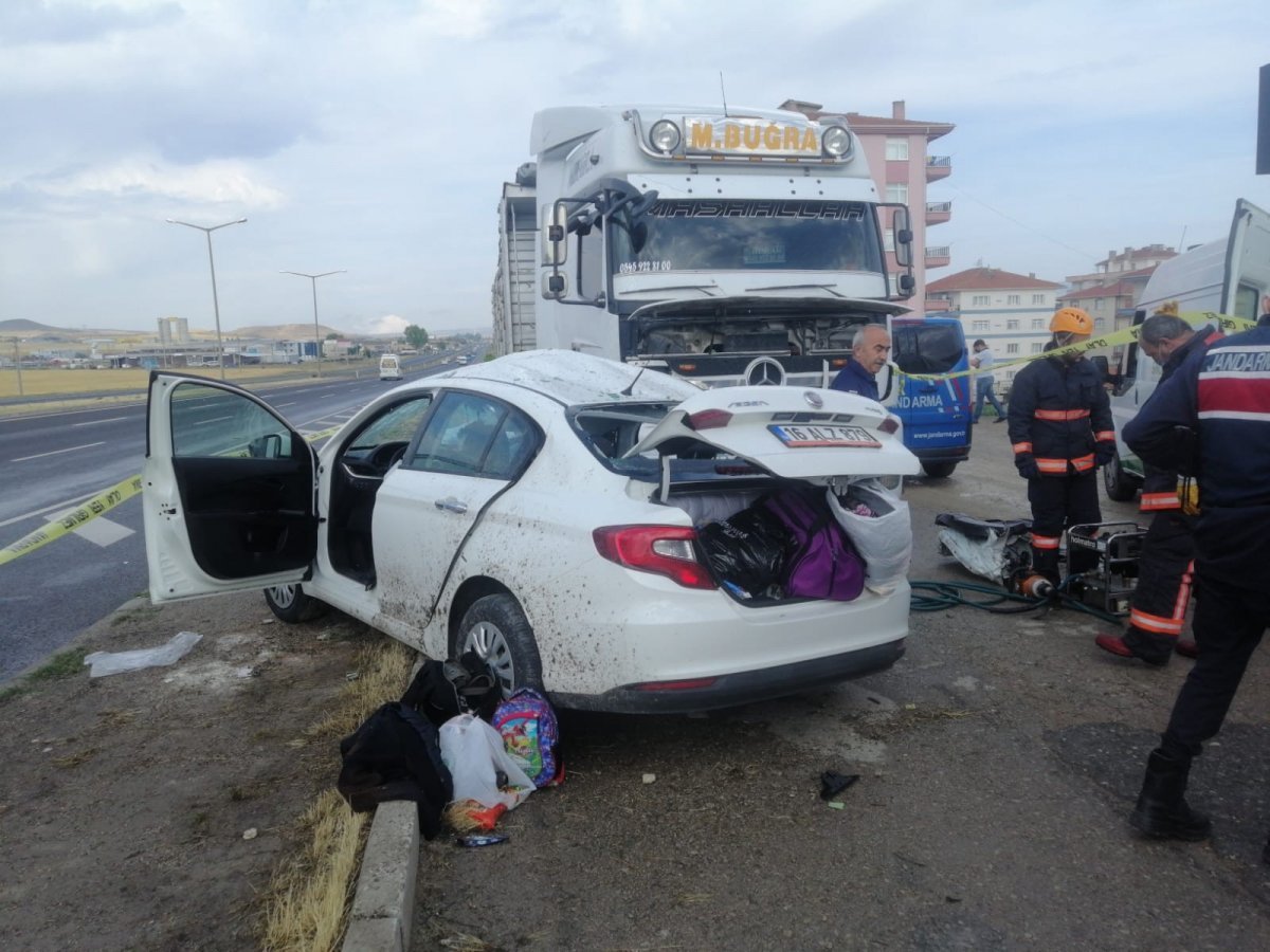 Ankara’da otomobil çekiciye çarptı: 2 ölü #3