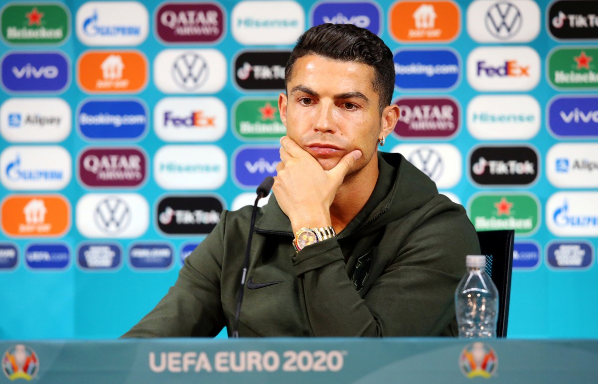 Ronaldo dan basın toplantısında  kola içemeyin  mesajı #5