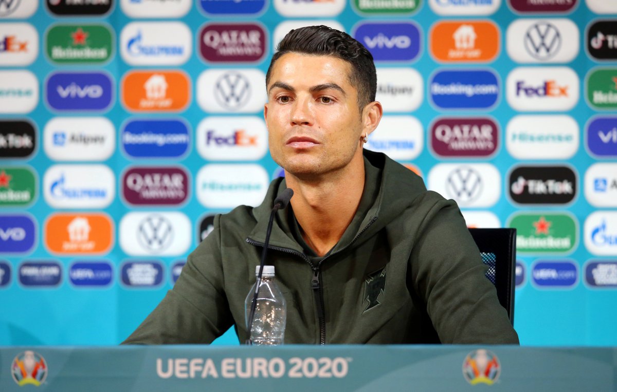 Ronaldo dan basın toplantısında  kola içemeyin  mesajı #4