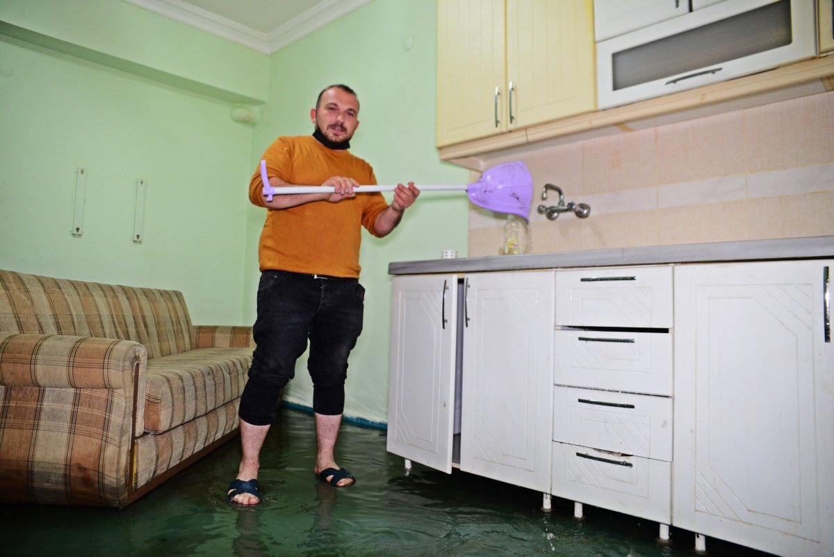 Bursa’da sağanak yağış Zemin kattaki evi su bastı