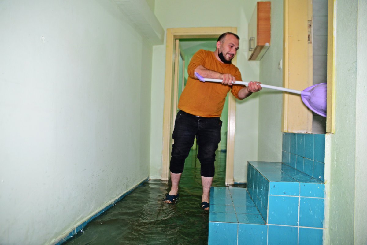 Bursa’da sağanak yağış Zemin kattaki evi su bastı