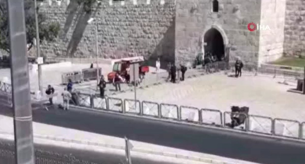 Intervention by Israeli forces on Palestinians gathered in front of Damascus Gate #4