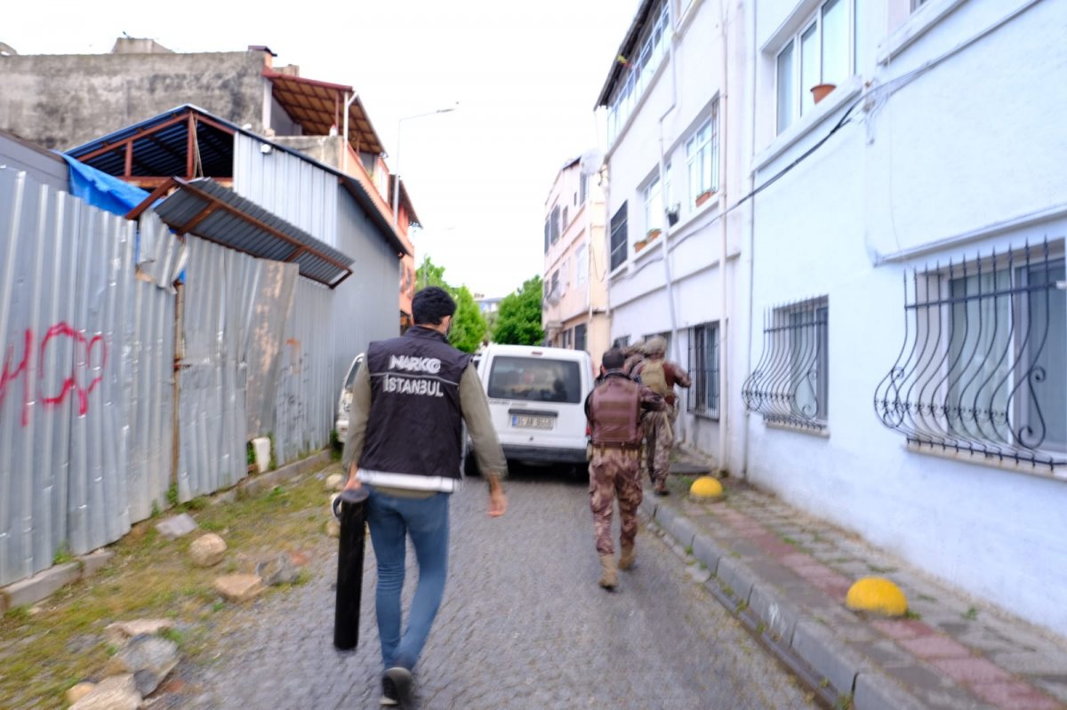 İstanbul’da polis kapıdaki sahte mühür oyununu bozdu #4
