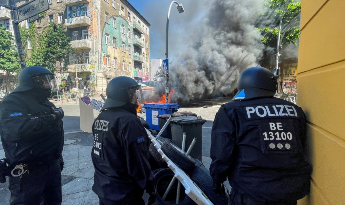 Berlin de göstericiler sokaklara barikat kurup yaktı #3