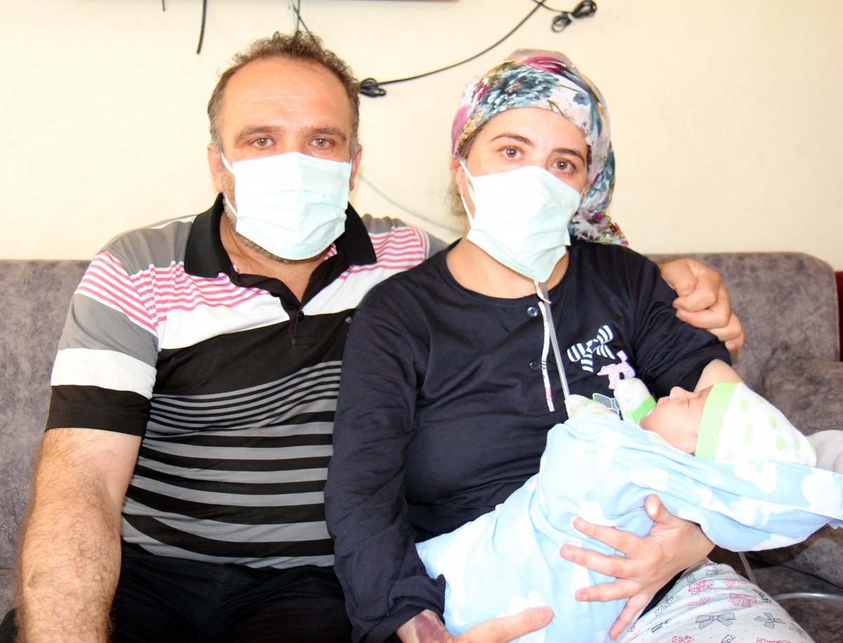 Denizli’de koronavirüse yakalanan kadın, bebeğini ilk kez kucağına aldı #1