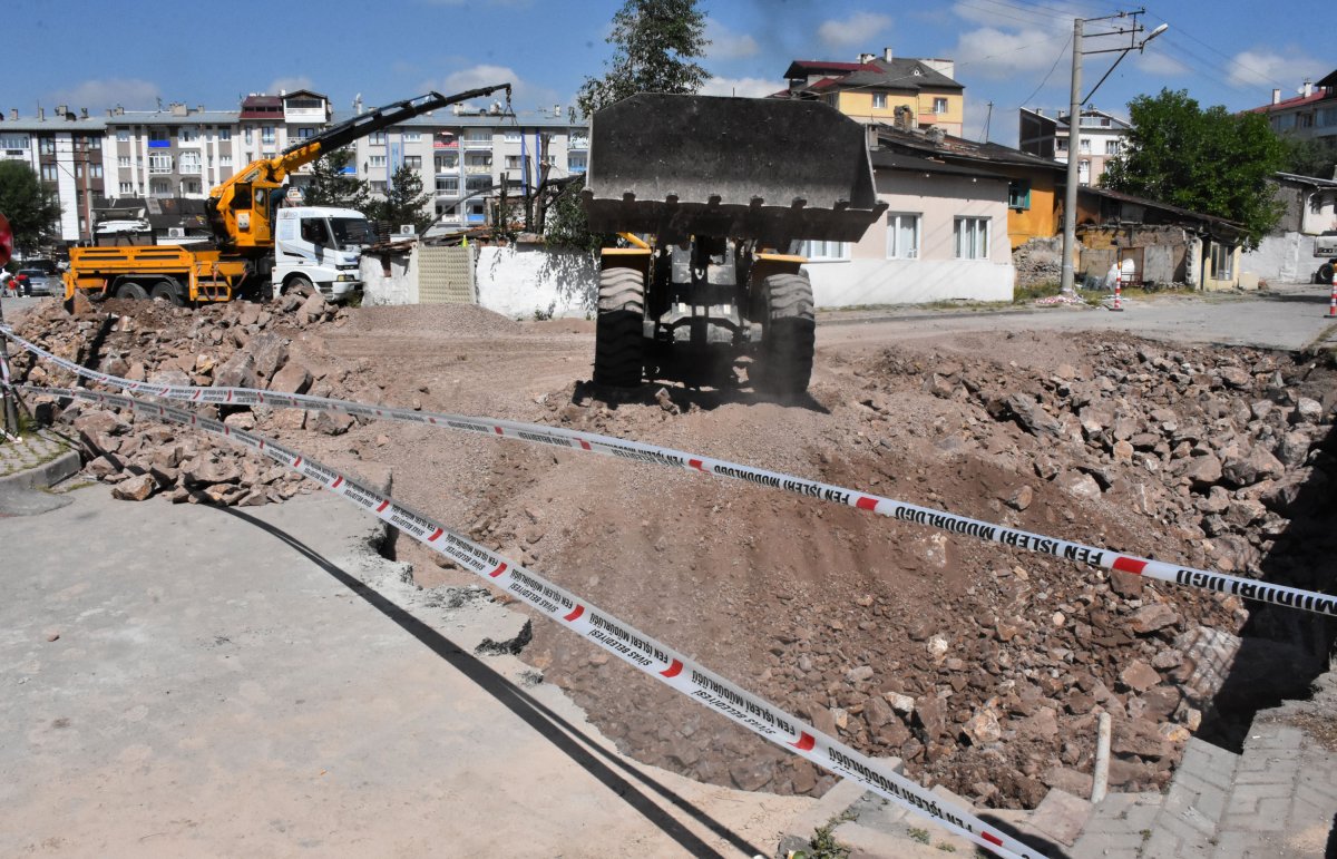 Sivas’ta yol çökmesi ile oluşan çukur ,110 kamyon taş ile dolduruldu  #4