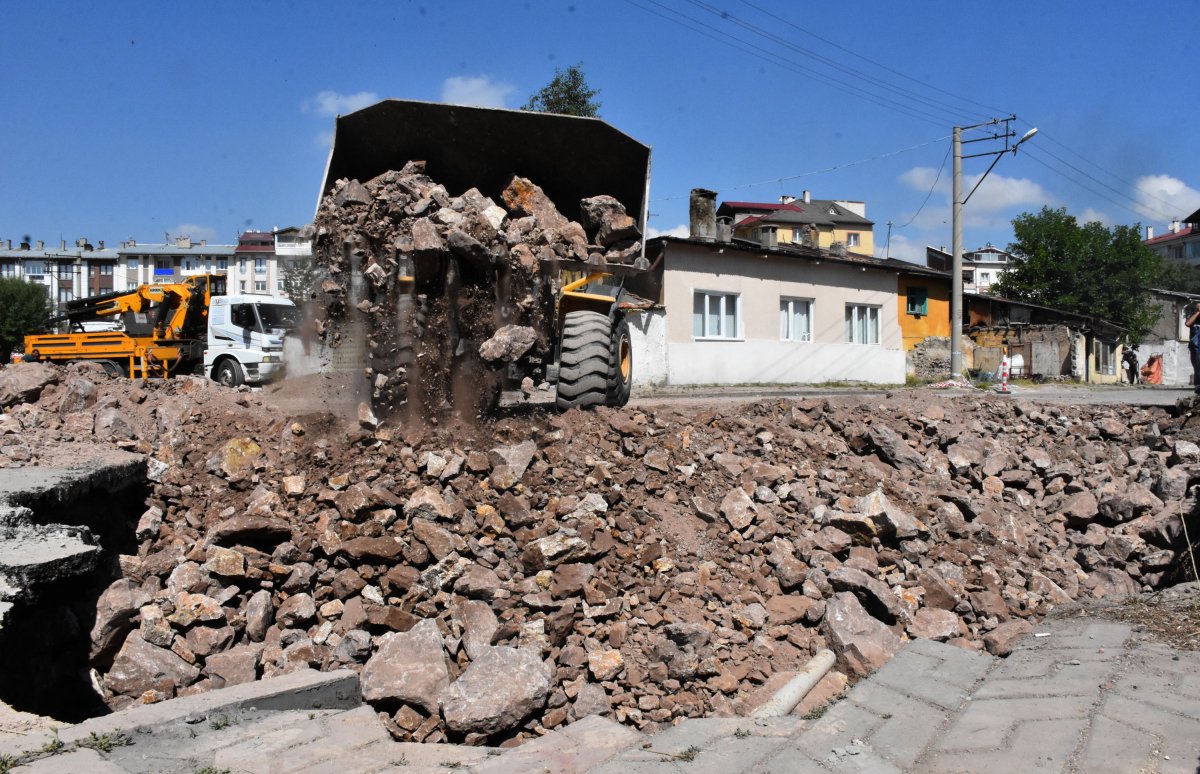 Sivas’ta yol çökmesi ile oluşan çukur ,110 kamyon taş ile dolduruldu  #1