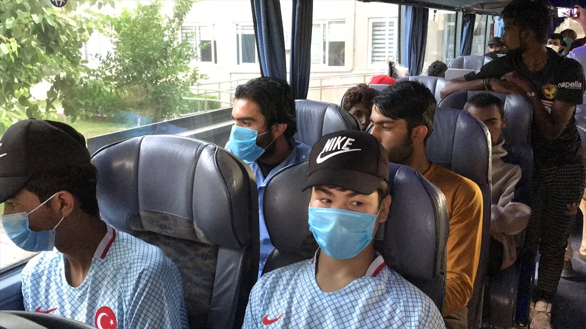 Adana da yolcu otobüsünde göçmenler yakalandı #1