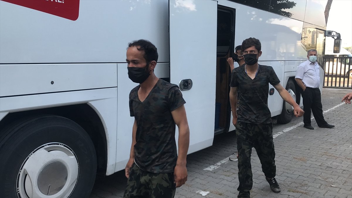 Adana da yolcu otobüsünde göçmenler yakalandı #5