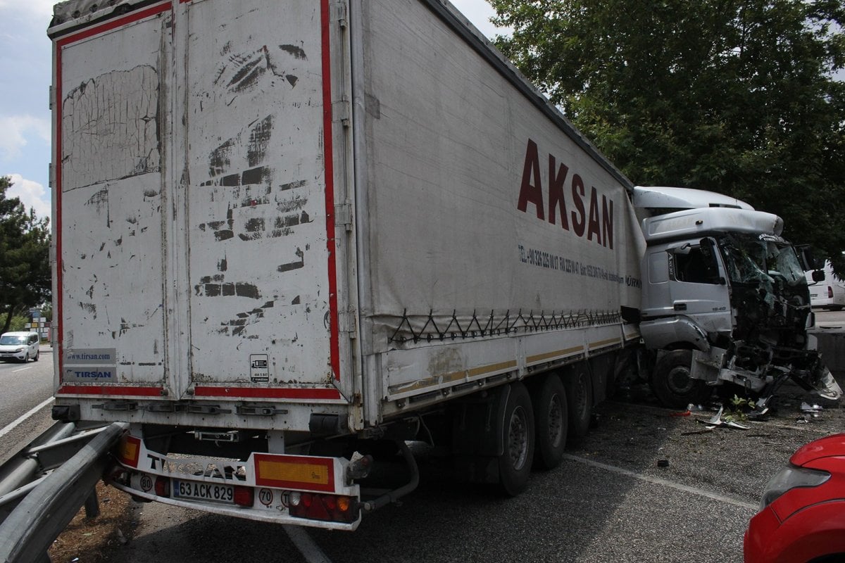 Antalya’da kaza yapan sürücü, sağlık ekiplerini sigara içerek bekledi #1