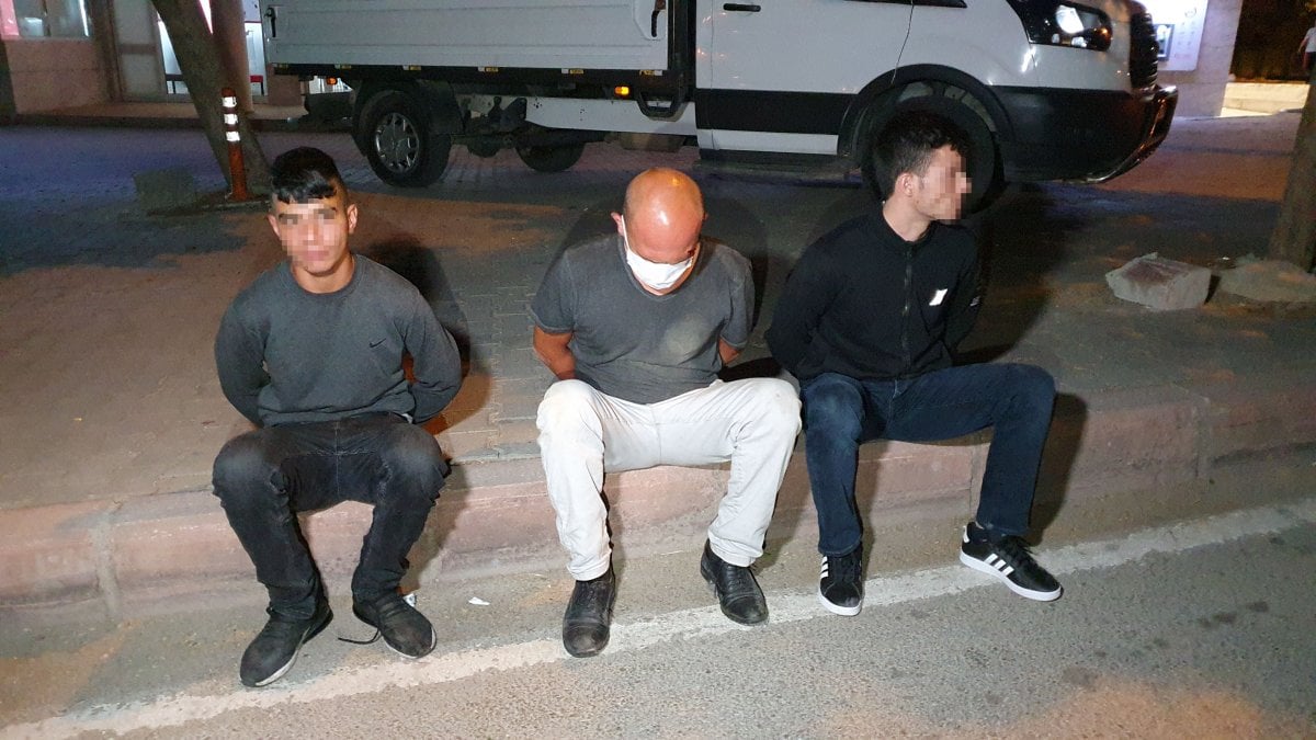 Adana da plakasını gizledikleri araçla kaçarken kaza yapınca yakalandılar #3