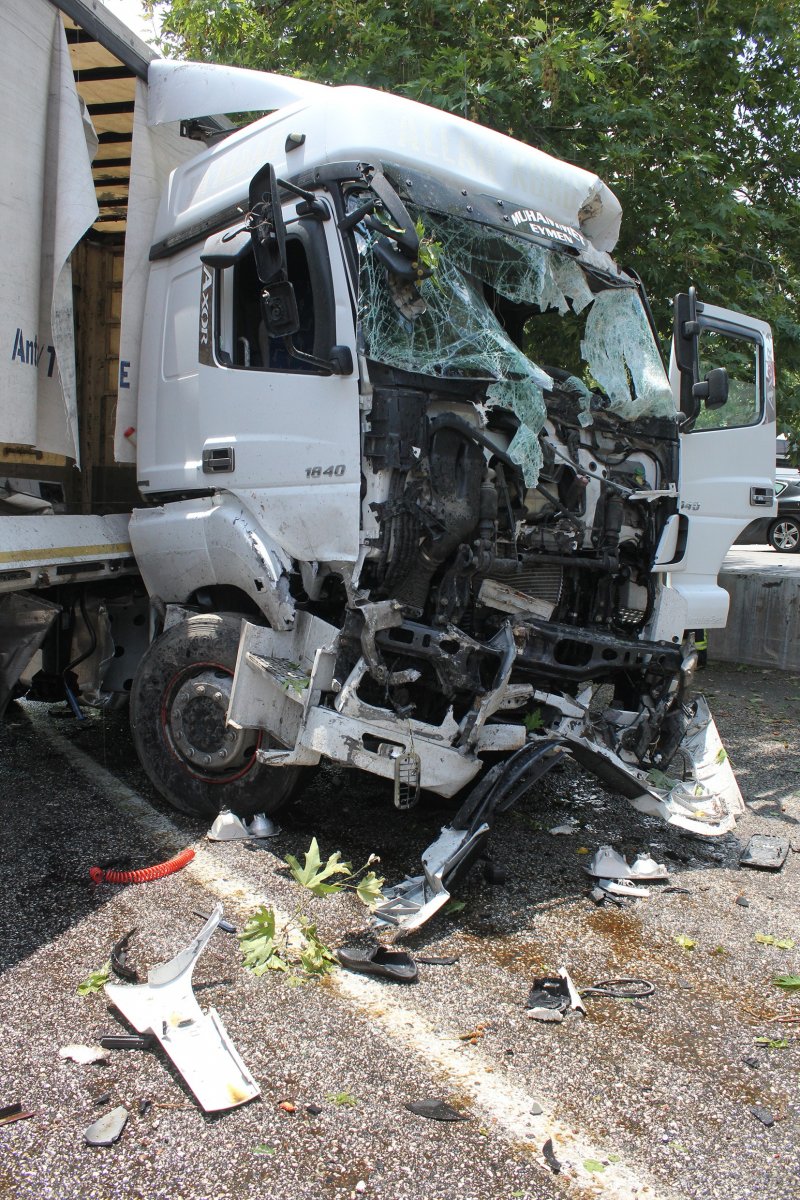 Antalya’da kaza yapan sürücü, sağlık ekiplerini sigara içerek bekledi #4