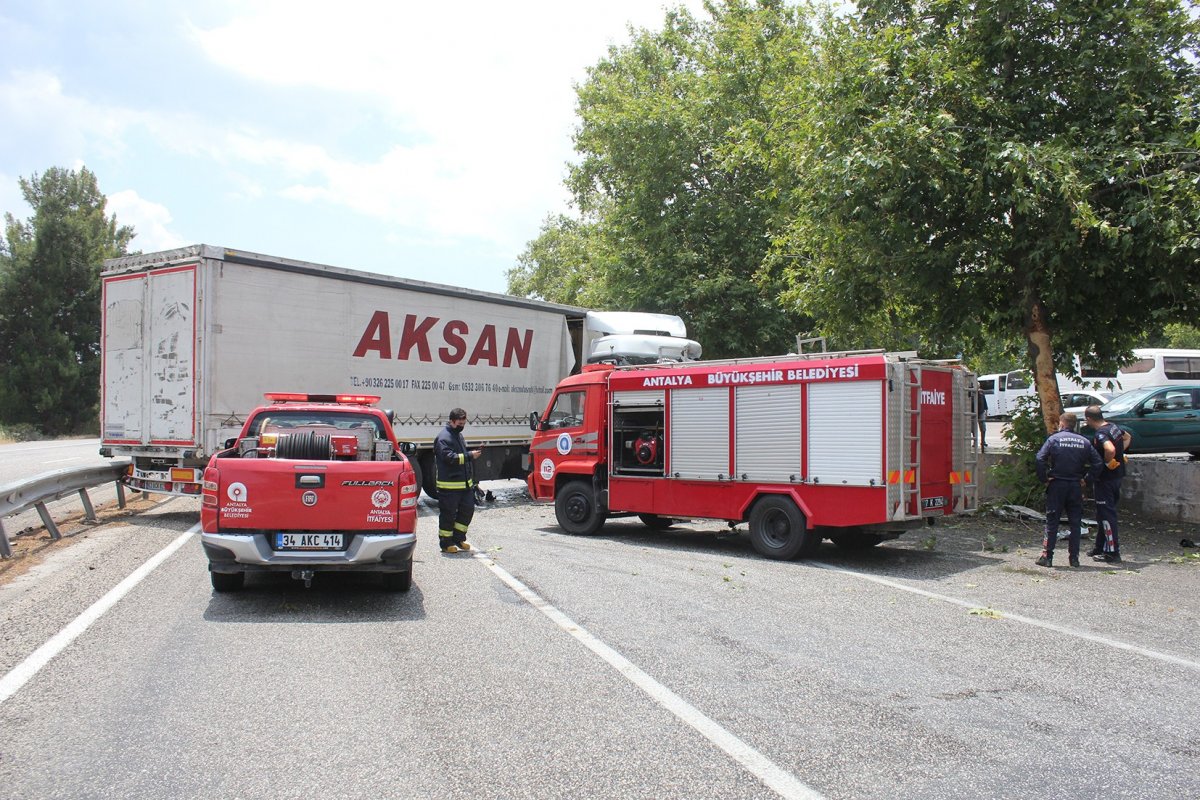 Antalya’da kaza yapan sürücü, sağlık ekiplerini sigara içerek bekledi #2