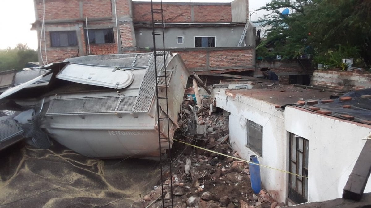 Freight train accident in Mexico: 4 houses damaged #2