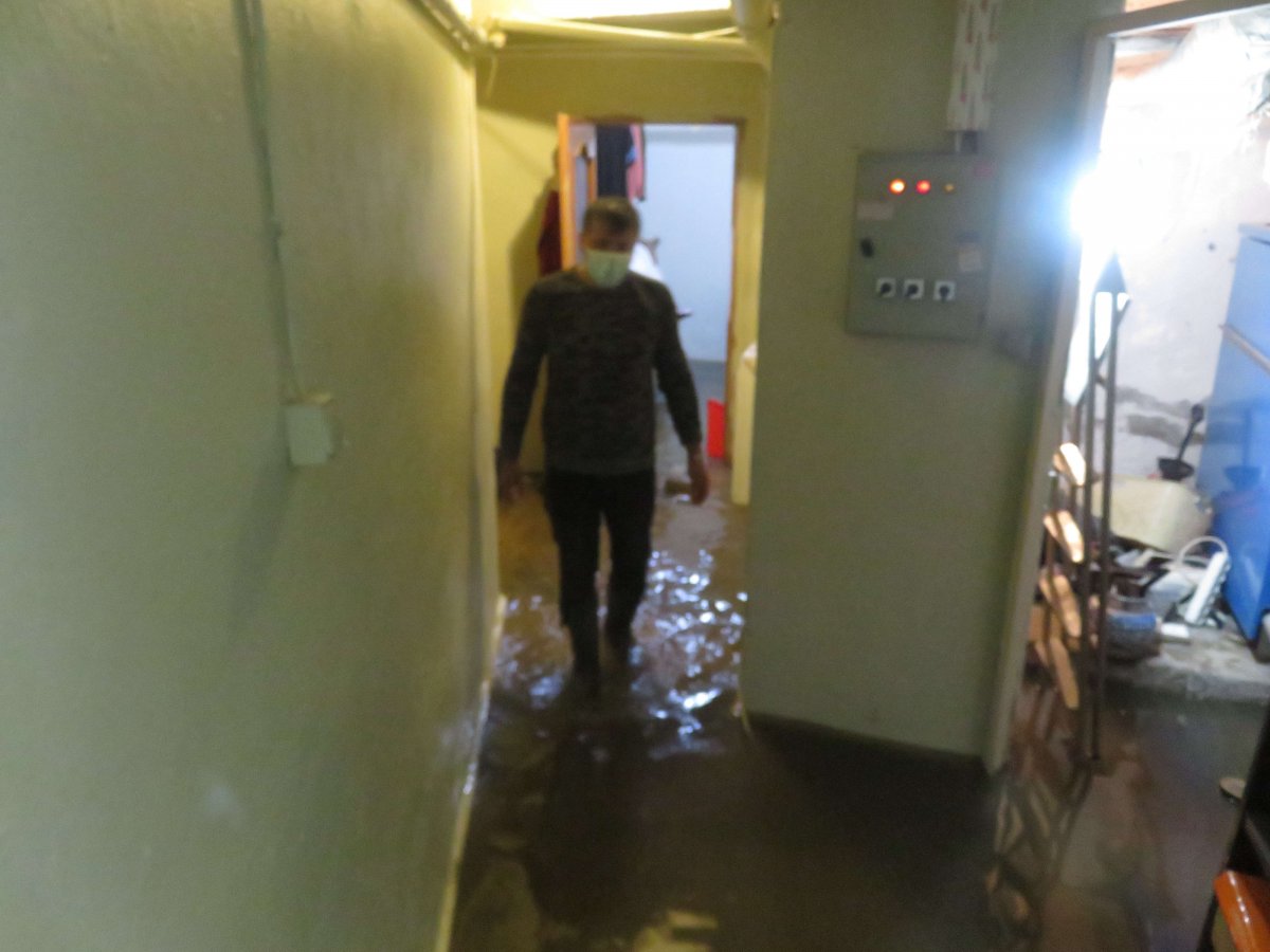 Kadıköy’de ev ve iş yerleri sular altında kaldı, vatandaş tepki gösterdi  #4