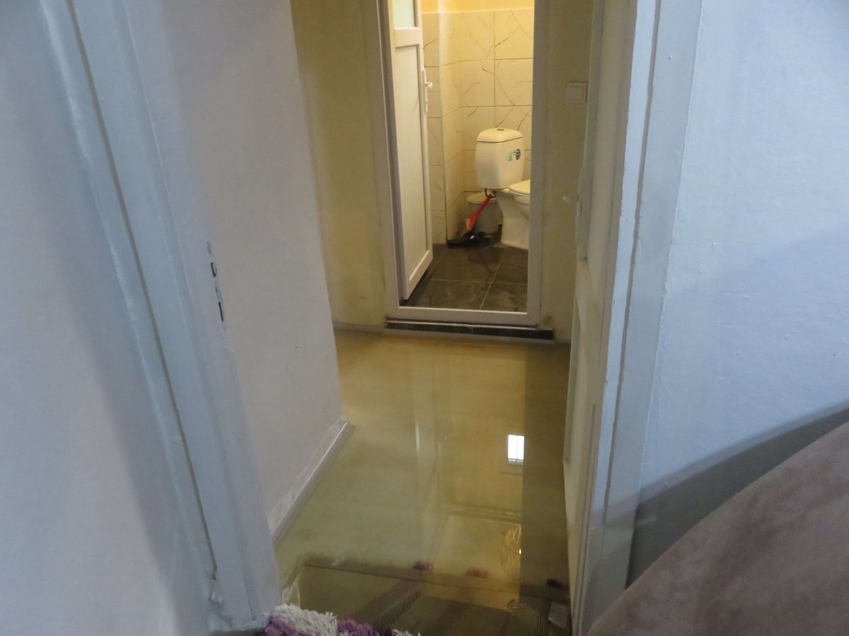 Kadıköy’de ev ve iş yerleri sular altında kaldı, vatandaş tepki gösterdi  #9