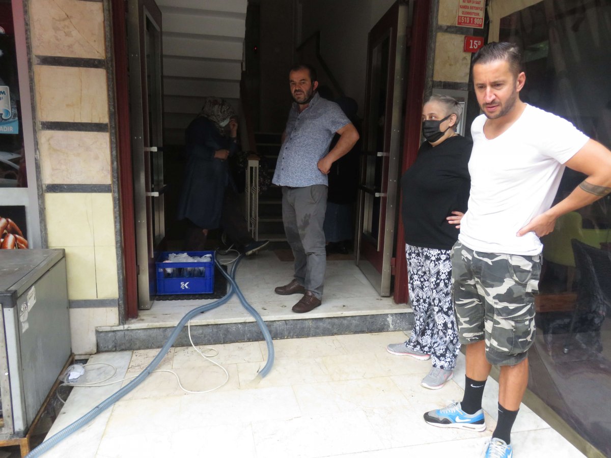 Kadıköy’de ev ve iş yerleri sular altında kaldı, vatandaş tepki gösterdi  #1