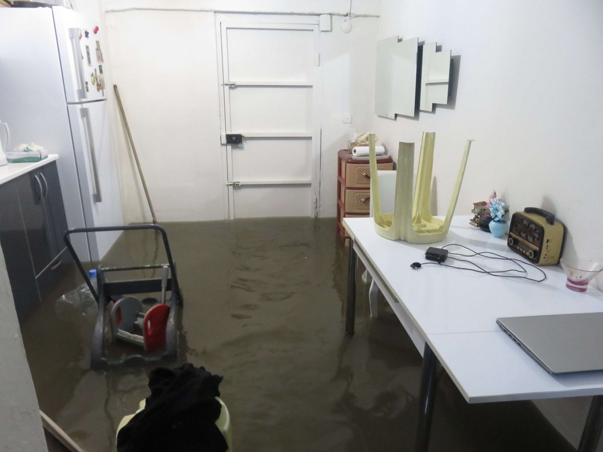 Kadıköy’de ev ve iş yerleri sular altında kaldı, vatandaş tepki gösterdi  #6