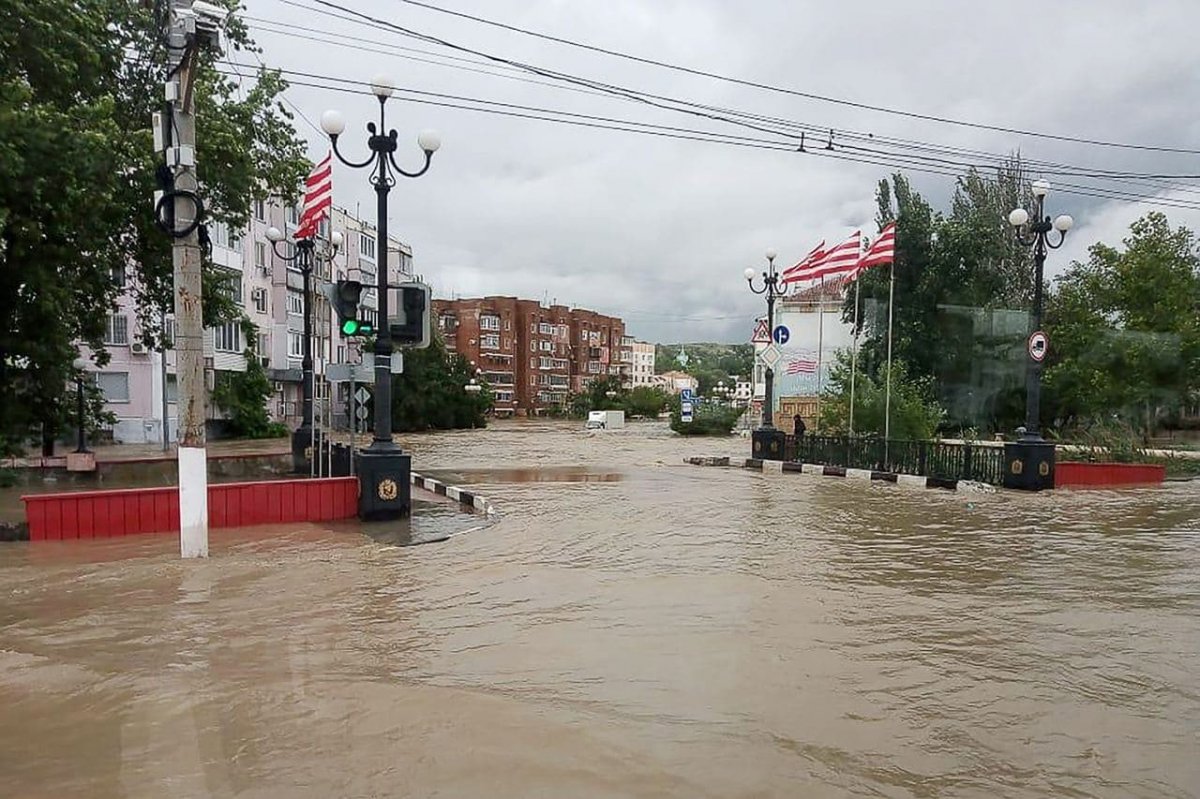 Streets flooded in Crimea, teams swam to the governor's boat #4