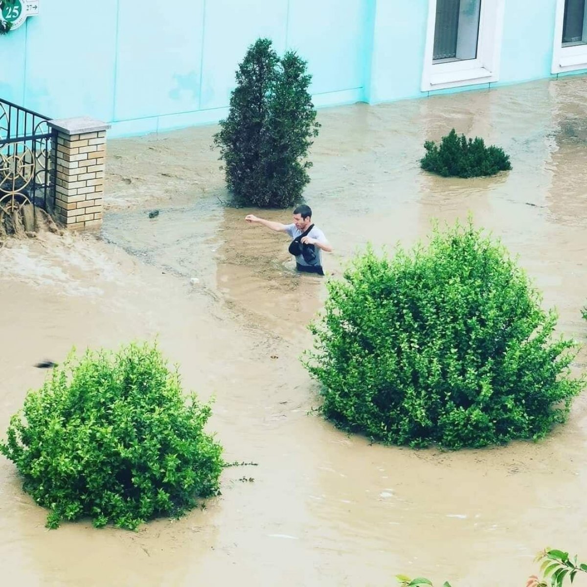 Streets flooded in Crimea, teams swam to the governor's boat #8