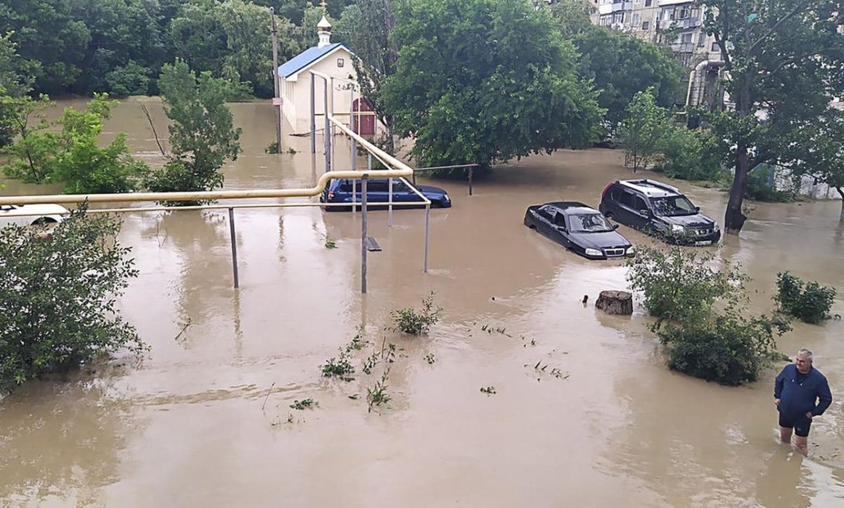 Streets flooded in Crimea, teams swam to the governor's boat #3